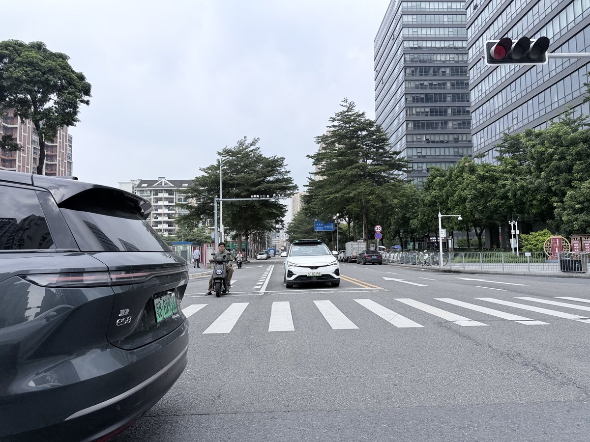 mako_63's tweet photo. 深圳のタクシー運転手に聞いてみました。

「ロボタクシーが増えていますが、自分の仕事がなくなる危機感はないんですか？」

答えは即答でした。

「ないよ」

ちょうど日本ではGO、Waymo、日本交通が、2027年中に東京でレベル4の完全無人タクシーを段階的に100台規模で走らせる計画を発表したばかり。

深圳ではすでにロボタクシーを見かける機会が増えています。そこで、まさに仕事を代替される可能性がある当事者はどう思っているのか、気になって聞いてみました。

運転手さんの答えが結構面白かったです。

「技術が発展しても、人間を全部置き換えるわけじゃない。変わるのは仕事の種類だよ」

そして、彼は馬車から蒸気機関へ変わった時代を例に出しました。

「昔は馬車だったのが蒸気機関になった。でも、それで人間がいらなくなったわけじゃないでしょう。技術は効率を上げるものだし、人を重労働から解放することはあっても、人間そのものを不要にはしない」

彼が繰り返していたのが、

「淘汰されるのは人ではなく、職種だ」

という考え方でした。そこで、もう少し意地悪く聞いてみました。

「では、タクシー運転手という仕事がなくなったら、次に何をするんですか？」

最初は「ロボットの修理とか」と話していましたが、ソフトウェアや機械を直すには知識も必要です。

「普通の人は何をするんですか？」

と聞くと、少し考えてからこう答えました。

「それは今は分からないよ。電気が普及する前の人だって、電気が普及した後にどんな仕事が生まれるかなんて分からなかったでしょう」

「社会は一歩ずつ進んでいく。未来の仕事を今全部予測できるなら、神様みたいなものだよ」

最後には中国語の成語まで出てきました。

「杞人忧天（qǐ rén yōu tiān）だよ」

空が落ちてくるのではないかと心配した杞の国の人の故事で、日本語なら取り越し苦労に近い表現です。

「そんなに考えすぎる必要はない。社会が変われば、新しい仕事も出てくる」

と。もちろん、これは深圳のタクシー運転手一人の意見で、中国のドライバー全体を代表するものではありません。

それでも面白かったのは、ロボタクシーによって最も直接的に仕事を奪われる可能性がある人に聞いたら、私が想像していたよりずっと楽観的だったことです。

AIやロボットの話をすると「人間の仕事がなくなる」という議論になりがちですが、すでにその変化を目の前で見ている人から、

「なくなるのは人ではなく、職種」

という言葉が出てきたのは印象に残りました。この運転手さんの予想が正しいかは分かりません。

ただ、「次に何の仕事が生まれるのか、今の時点ですべて分からなくてもいい」という考え方も、技術変化の速い時代には一つの見方なのだと思います。