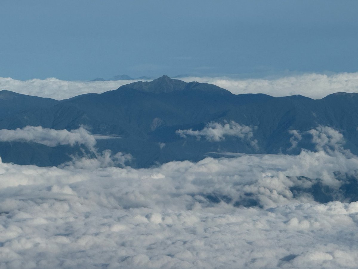 Burudt7u's tweet photo. 8/16に富士山頂近くから撮影した南アルプスの続きと北アルプスです。
左(南)から荒川岳(悪石岳)3141m、塩見岳3047m、北岳3193m/仙丈ケ岳3033m、そして北アルプスの穂高岳3190m／槍ケ岳3180mです。
さすが富士山！名峰が良く見え感激です。
<https://t.co/sDPFhizbcP>
#富士山
#南アルプス
#北アルプス https://t.co/Vf0tyNe6Kx