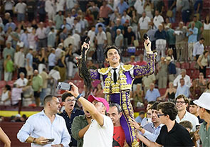 laplazareal's tweet photo. https://t.co/odc5Z6aU7L
Roca Rey corta cuatro orejas y un rabo y sale a hombros en la tercera de Murcia https://t.co/BEkQythoRX