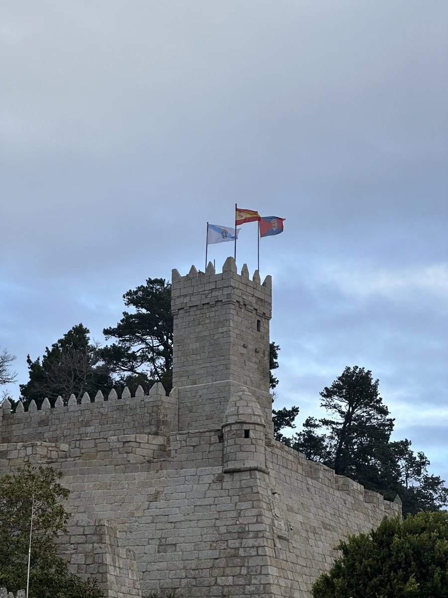 turisriasbaixas's tweet photo. 3 Torres con nome propio na fortaleza de Monterreal de Baiona 🏰:

A Torre do Reloxo, que albergaba unha campá para aviso en caso de ataque inimigo

A Torre da Tenaza servía para defender o porto equipada con baterías de canóns

A Torre do Príncipe servía de faro para os barcos https://t.co/zbunwqQmAX