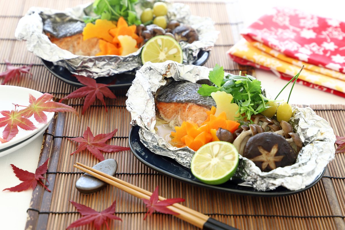 Nichimo_JP's tweet photo. ＼ ９月も折り返し／
少しずつ秋の気配を感じるようになりました🍂

秋は鮭がおいしい季節！

焼き鮭はもちろん、ホイル焼きやムニエルなど、さまざまな料理で楽しめるのも魅力

旬の鮭をぜひお楽しみください🍽️🐟 https://t.co/sqi54484Rb