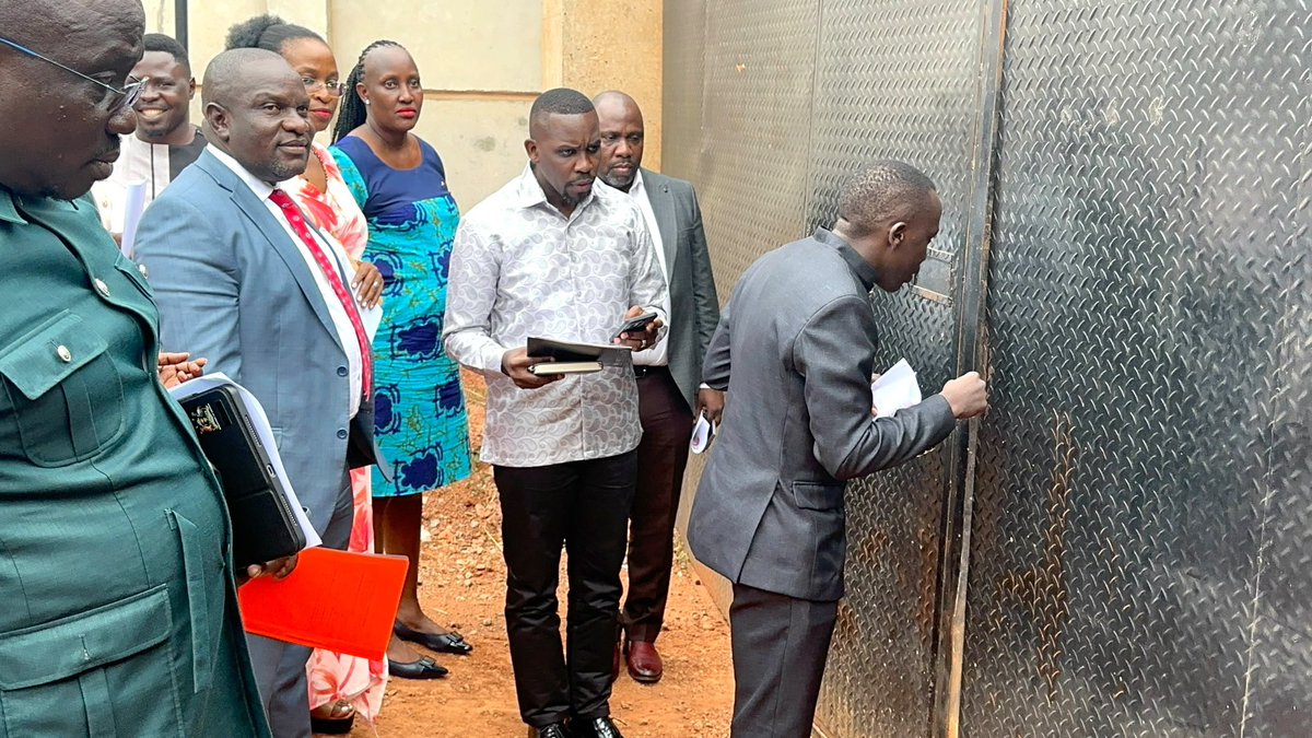 bbstvug's tweet photo. Akulira oludda oluvuganya Gavumenti mu Palamenti, Hon. @JoelSsenyonyi  n’Ababaka ababadde bamuwerekeddeko bakonkomalidde ku ggeeti eyingira eddwaliro li Lubowa International Specialised Hospital oluvannyuma lw’ abebyokwerinda abakuumawo okubagaana okuyingira. #Gambuuze #Ageesigika #BBSKATI 📸Courtesy