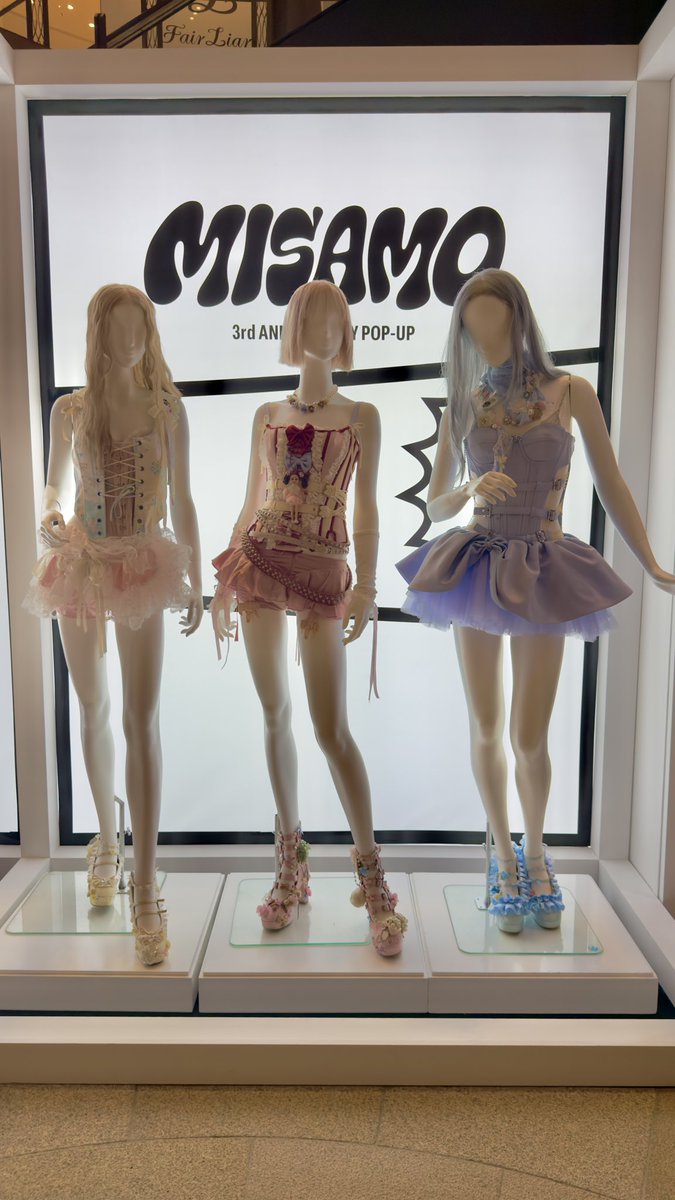 mm64_tws2's tweet photo. MISAMO Japan debut 3rd Anniversary POPUP STORE "CCC"

MISAMO3周年おめでとう🐧🐹🐻
かわいい空間だった💕
欲しかったグッズは売り切れで買えなかった、 https://t.co/RxXnbYcLUz