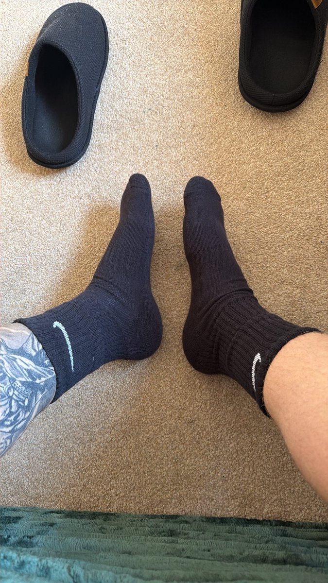 Brixenman's tweet photo. My first Throne gift arrived! 

Who wants to support me with gifts to get some nice rewards 😏🦶🏻 https://t.co/F9LcrHzYid