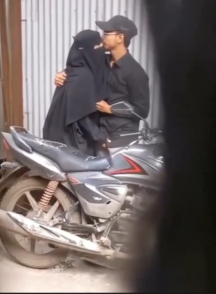 BadshahZack's tweet photo. So Somalis wear these black rags just to hide their evil ways right? For real it is a #HolyAnnouncement. Watch full 📹📹📹👇👇👇 https://t.co/WaCP47u7PR