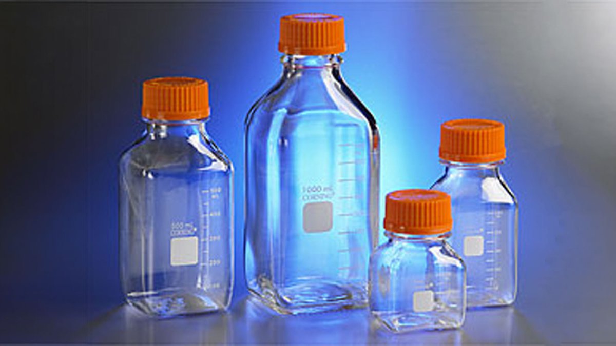 CorningLS_Japan's tweet photo. メジュームびんについている液切れリングの役割をご存じですか?液切れリングはびんの口の縁にリング状に付いていて、液体を注いだあとにそれがびんの外側に垂れるのを防ぎます。
#PYREX https://t.co/L945UNCzJY