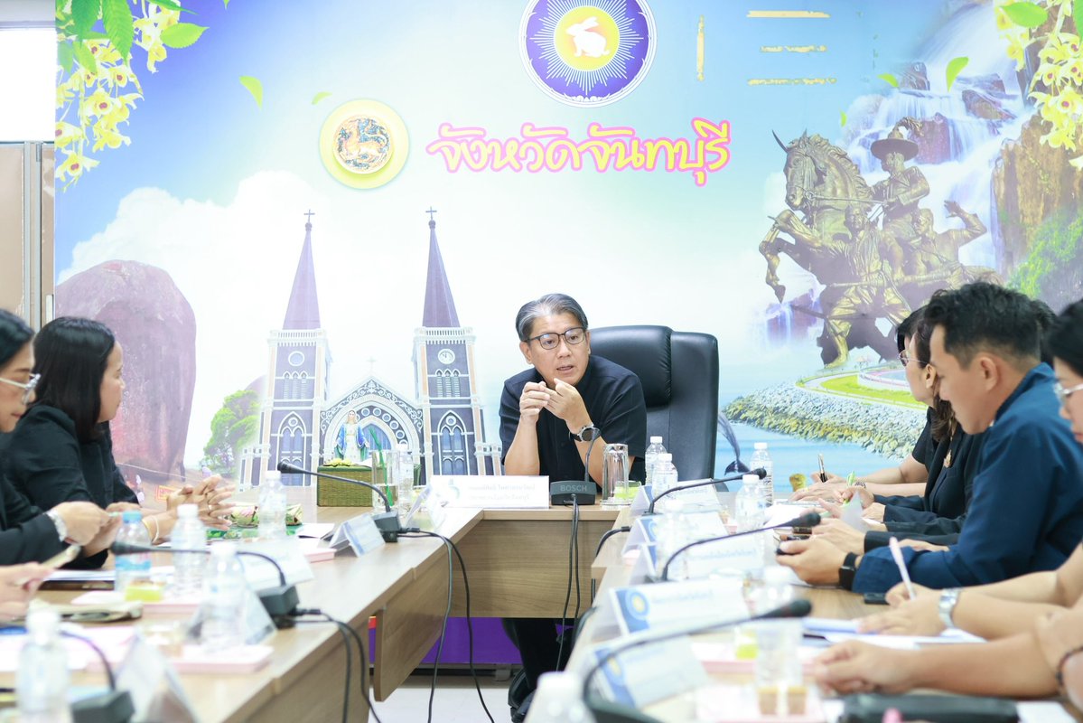 longkhaochan's tweet photo. #จันทบุรี เตรียมความพร้อม จัดพิธีถวายดอกไม้จันทน์ในส่วนภูมิภาค งานพระราชพิธีถวายพระเพลิงพระบรมศพ สมเด็จพระบรมราชชนนีพันปีหลวง

​วันนี้ (16 ก.ย. 69) ที่ ห้องประชุมทองทั่ว ชั้น 3 ศาลากลางจังหวัดจันทบุรี นายมนต์สิทธิ์ ไพศาลธนวัฒน์ ผู้ว่าราชการจังหวัดจันทบุรี พร้อมด้วย นางคณิตา ราษฎร์นุ้ย รองผู้ว่าราชการจังหวัดจันทบุรี และนางจารุณี กาวิล รองผู้ว่าราชการจังหวัดจันทบุรี และผู้แทนจากส่วนราชการที่เกี่ยวข้อง เข้าร่วมประชุมซักซ้อมแนวทางปฏิบัติในการจัดพิธีถวายดอกไม้จันทน์สำหรับประชาชนในส่วนภูมิภาค งานพระราชพิธีถวายพระเพลิงพระบรมศพสมเด็จพระนางเจ้าสิริกิติ์ พระบรมราชินีนาถ พระบรมราชชนนีพันปีหลวง โดยเป็นการประชุมผ่านระบบ Video Conference System (VCS) โดยมี นายอรรษิษฐ์ สัมพันธรัตน์ ปลัดกระทรวงมหาดไทย เป็นประธาน

​โดยที่ประชุมได้แจ้ง���้อสั่งการและคำสั่งแต่งตั้งคณะกรรมการอำนวยการจัดงานพระราชพิธีฯ ตลอดจนคณะกรรมการฝ่ายต่าง ๆ ของกระทรวงมหาดไทย พร้อมทั้งติดตามความคืบหน้าการดำเนินงานของคณะกรรมการทั้ง 8 คณะ ได้แก่ คณะกรรมการฝ่ายจัดพิธีการ�� คณะกรรมการฝ่ายจัดขบวนพระบรมราชอิสริยยศฯ คณะกรรมการฝ่ายจัดสร้างและบูรณปฏิสังขรณ์สิ่งปลูกสร้างประกอบพระเมรุมาศฯ คณะกรรมการฝ่ายประชาสัมพันธ์ฯ คณะกรรมการฝ่ายรักษาความปลอดภัยและจัดการจราจรฯ คณะกรรมการฝ่ายจัดทำหนังสือจดหมายเหตุและหนังสือที่ระลึกฯ คณะกรรมการศูนย์ประสานงานการจัดงานฯ และคณะกรรมการฝ่ายจัดนิทรรศการฯ

​นอกจากนี้ ที่ประชุมยังได้หารือร่วมกันถึงการเตรียมความพร้อมสำหรับการจัดพิธีทางศาสนา เนื่องในวันคล้ายวันสวรรคต สมเด็จพระนางเจ้าสิริกิติ์ พระบรมราชินีนาถ พระบรมราชชนนีพันปีหลวง ซึ่งจะจัดขึ้นในวันที่ 24 ตุลาคม 2569 พร้อมทั้งรับมอบนโยบายและข้อสั่งการจากปลัดกระทรวงมหาดไทย เพื่อให้หน่วยงานในส่วนภูมิภาคยึดถือเป็นมาตรฐานและแนวทางปฏิบัติร่วมกัน เพื่อให้การจัดงานทุกขั้นตอนเป็นไปอย่างถูกต้อง เรียบร้���ย และสมพระเกียรติอย่างสูงสุด
​
#จันทบุรี #พิธีถวายดอกไม้จันทน์ #สมเด็จพระบรมราชชนนีพันปีหลวง #กระทรวงมหาดไทย #ข่าววันนี้ #ลงข่าวจันท์ 
 cr.ประชาสัมพันธ์จังหวัดจันทบุรี