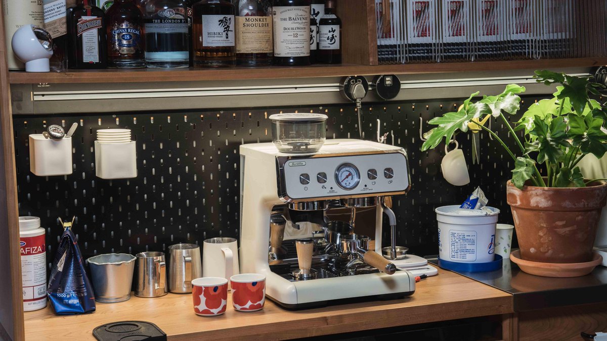 AVNISH64627920's tweet photo. Back-to-back meetings + a super helpful new coffee machine = surviving the mid-week grind. https://t.co/lPhwjqAj4x