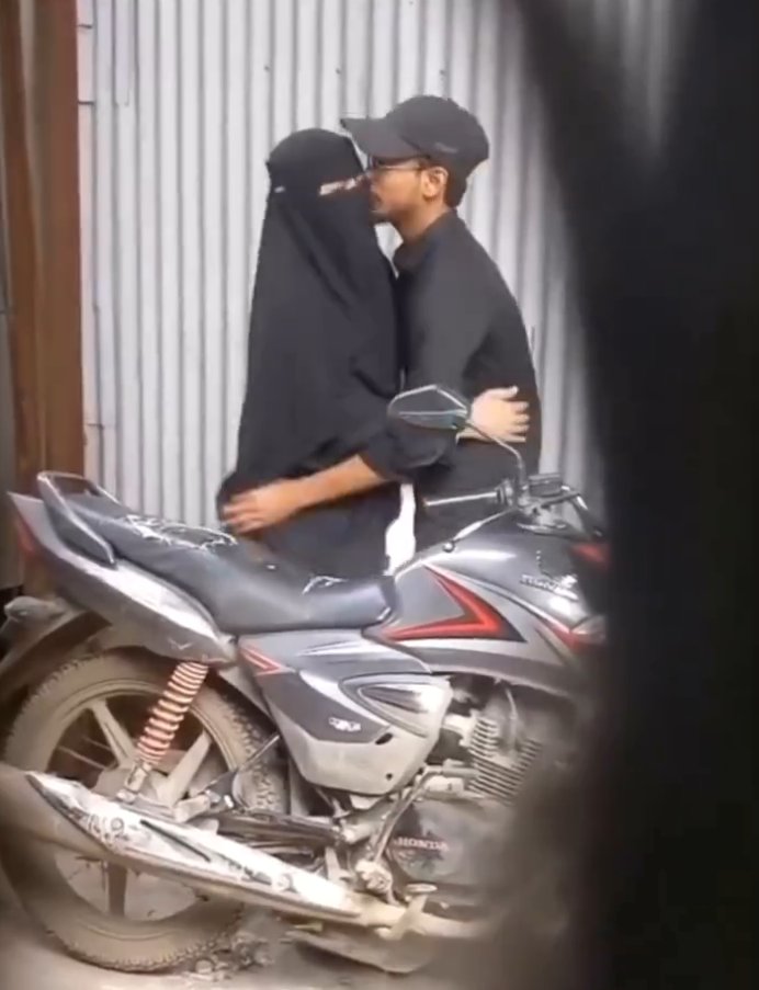 BadshahZack's tweet photo. So Somalis wear these black rags just to hide their evil ways right? For real it is a #HolyAnnouncement. Watch full 📹📹📹👇👇👇 https://t.co/WaCP47u7PR