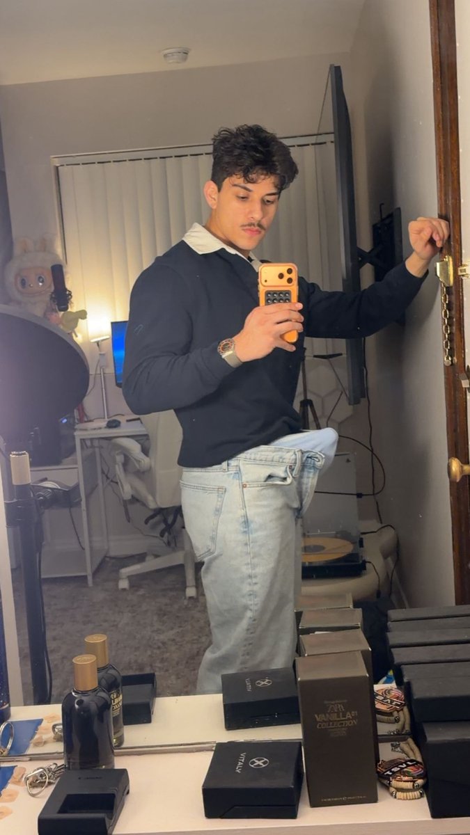 dpilks's tweet photo. guess who's still down for a late-night peek? 👀 https://t.co/AuHodr9a66