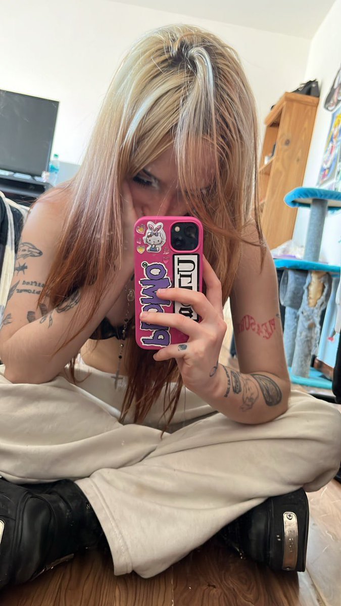 VioletSassyGlow's tweet photo. incase u havent noticed the hk sticker on my phone case cus ur busy starin https://t.co/bUvmCuA2lb