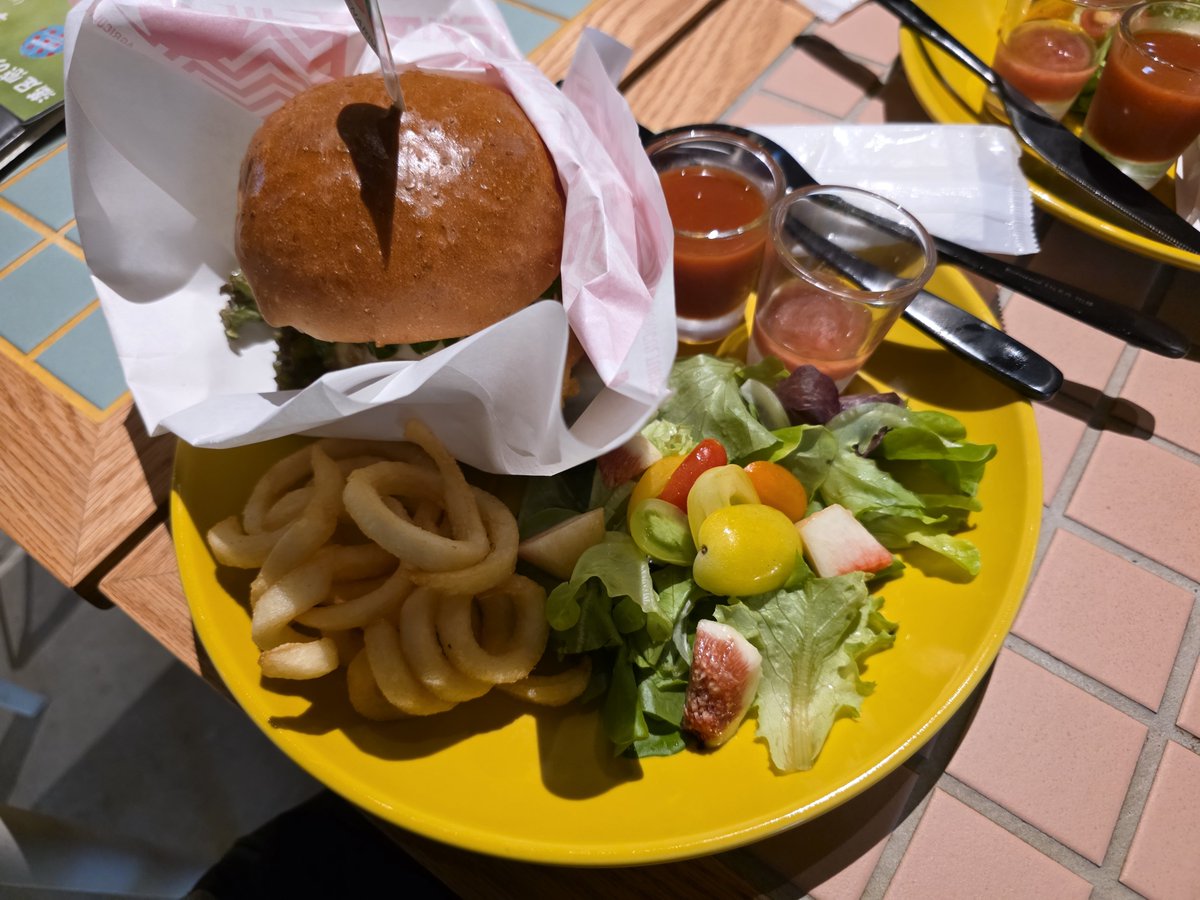 owlpex's tweet photo. 仕事終わりにハモ天バーガーとフルーツオムレット食べたけどめちゃめちゃ美味かった…
また機会があれば行きたい https://t.co/3onbXqKziK