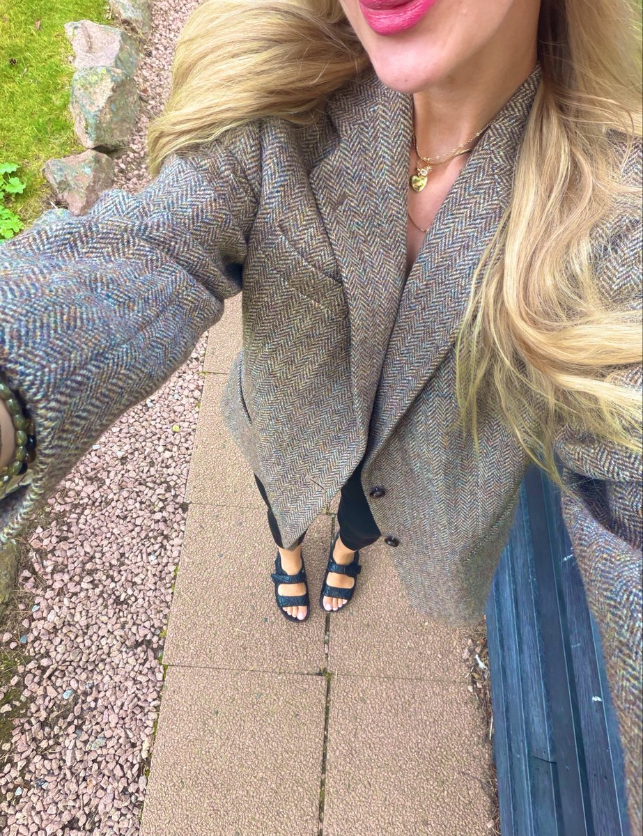 ItsLanaGoddess's tweet photo. Tweed jackets, golden leaves, and that cosy little autumn glow 🍂🤎 Easily my favourite season to dress for.
#ootd #tweed #autumn https://t.co/DNsZwSkUlI