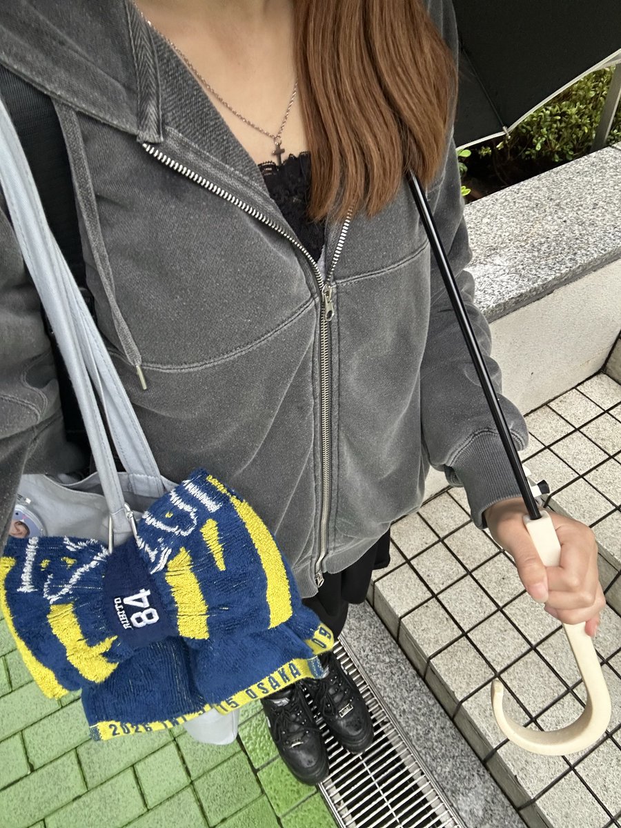 lutoiifk's tweet photo. @__trhk_you_7810 今現在探しているのですが、なかなか見つからなくてすみません😭
当方こちらの服装なのですが、周辺にいるでしょうか？ https://t.co/stgWS9lIzQ