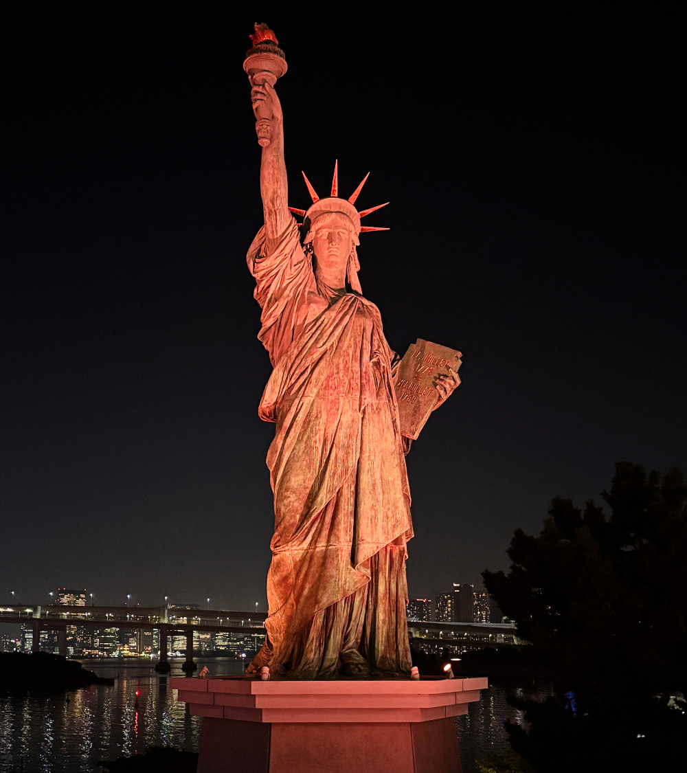 odaiba_net's tweet photo. 本日9/17(木)は #世界患者安全の日 デス！
お台場では「患者安全に関する啓発活動」として、
「オレンジ」のライトアップを行いマス🟠

#お台場 #メガマウっさん #アウェアネスカラー https://t.co/xud6gZu57i