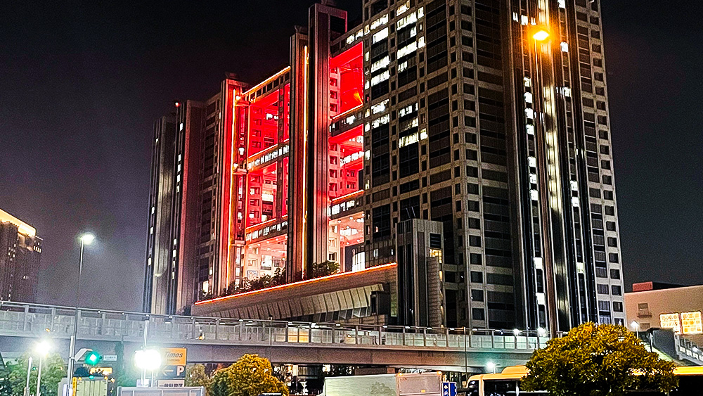 odaiba_net's tweet photo. 本日9/17(木)は #世界患者安全の日 デス！
お台場では「患者安全に関する啓発活動」として、
「オレンジ」のライトアップを行いマス🟠

#お台場 #メガマウっさん #アウェアネスカラー https://t.co/xud6gZu57i
