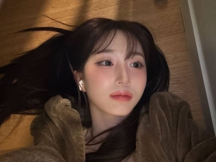 HAEWONslast's tweet photo. Lagi apa guys? Ngobrol sama aku plsss https://t.co/ArTehCGCH9
