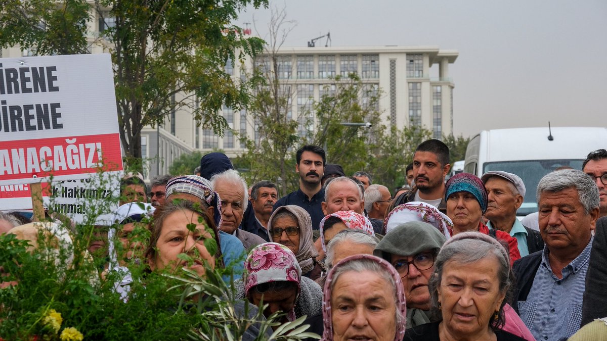 ftcoban's tweet photo. Akbelen mücadelesi yeniden Ankara’da. Hoş geldiniz dostlar!

İkizköy’de toprağına, suyuna, memleketine sahip çıkanlar; patronların yangından mal kaçırır gibi acele kamulaştırma çabalarına karşı mücadelesini sürdürüyor.

Bu sabah Danıştay önünde, yurdunu üç tane patronun kâr hırsına meze etmek istemeyen yurttaşlarımızla birlikteydik. Birlikteydik çünkü Akbelen’de acele kamulaştırmaya karşı mücadele, memleketin her bir karışına çökmeye kalkan patronlara karşı mücadeledir.

Akbelen’e sahip çıkanların cesareti, kararlılığı, inadı Türkiye’ye örnek olacak. Danıştay’da Akbelen kazanacak, “siz istediğiniz kadar itiraz edin, biz yolumuza bakarız” diyenlere ders olacak.