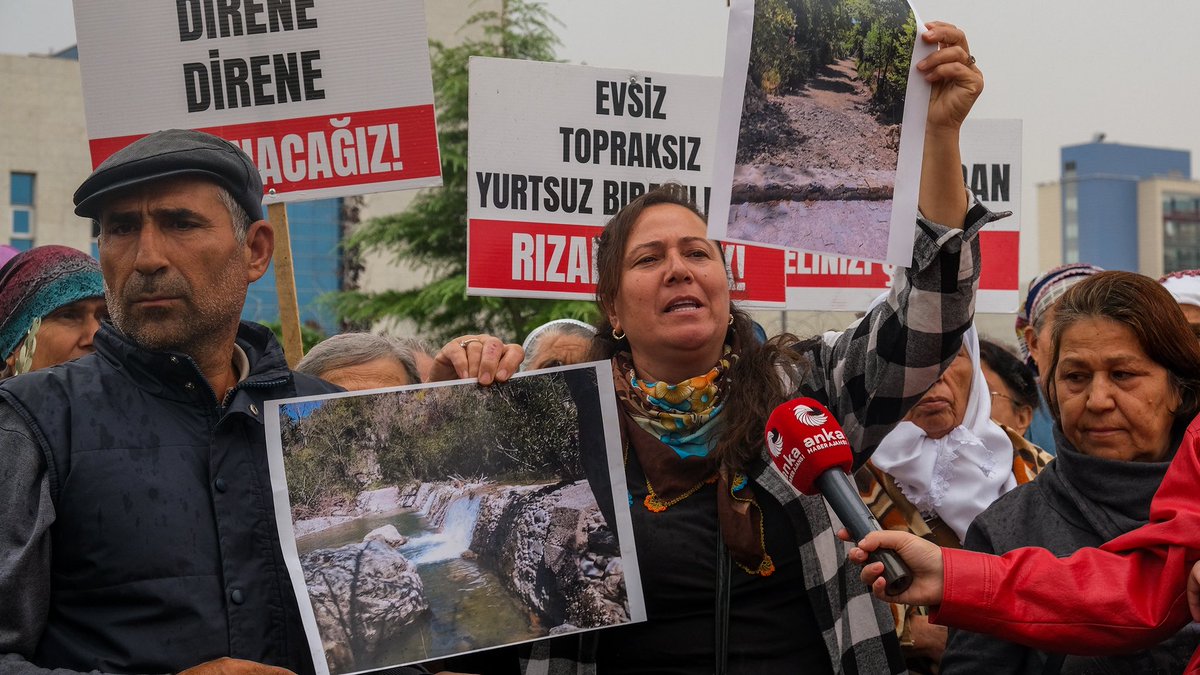 ftcoban's tweet photo. Akbelen mücadelesi yeniden Ankara’da. Hoş geldiniz dostlar!

İkizköy’de toprağına, suyuna, memleketine sahip çıkanlar; patronların yangından mal kaçırır gibi acele kamulaştırma çabalarına karşı mücadelesini sürdürüyor.

Bu sabah Danıştay önünde, yurdunu üç tane patronun kâr hırsına meze etmek istemeyen yurttaşlarımızla birlikteydik. Birlikteydik çünkü Akbelen’de acele kamulaştırmaya karşı mücadele, memleketin her bir karışına çökmeye kalkan patronlara karşı mücadeledir.

Akbelen’e sahip çıkanların cesareti, kararlılığı, inadı Türkiye’ye örnek olacak. Danıştay’da Akbelen kazanacak, “siz istediğiniz kadar itiraz edin, biz yolumuza bakarız” diyenlere ders olacak.