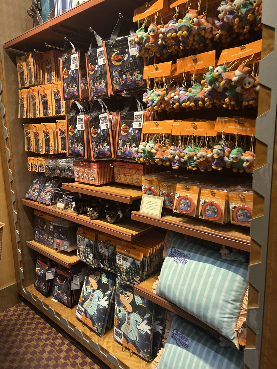 happycat378's tweet photo. ハロウィンイベント初日のボンボきた！！
半日キャンセル拾い連打してなんとか入れた！
買わない買わないと言いつつどんどんカゴが重くなる、、、😭 https://t.co/0tBEoJrDQX