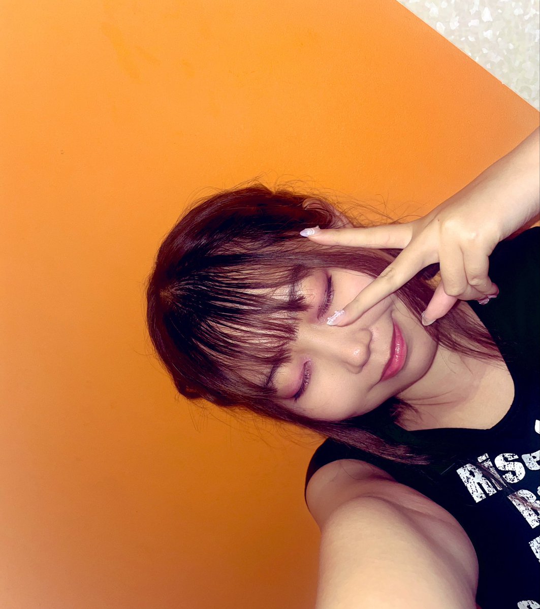 yuno____dm's tweet photo. 毎日踊りの練習してる！

偉い！

ぴーすぴーす🫶

なんか背景がオレンジで
オレンジ担当みたい、違うよ紫💜💜 https://t.co/Jn66aB8PuL