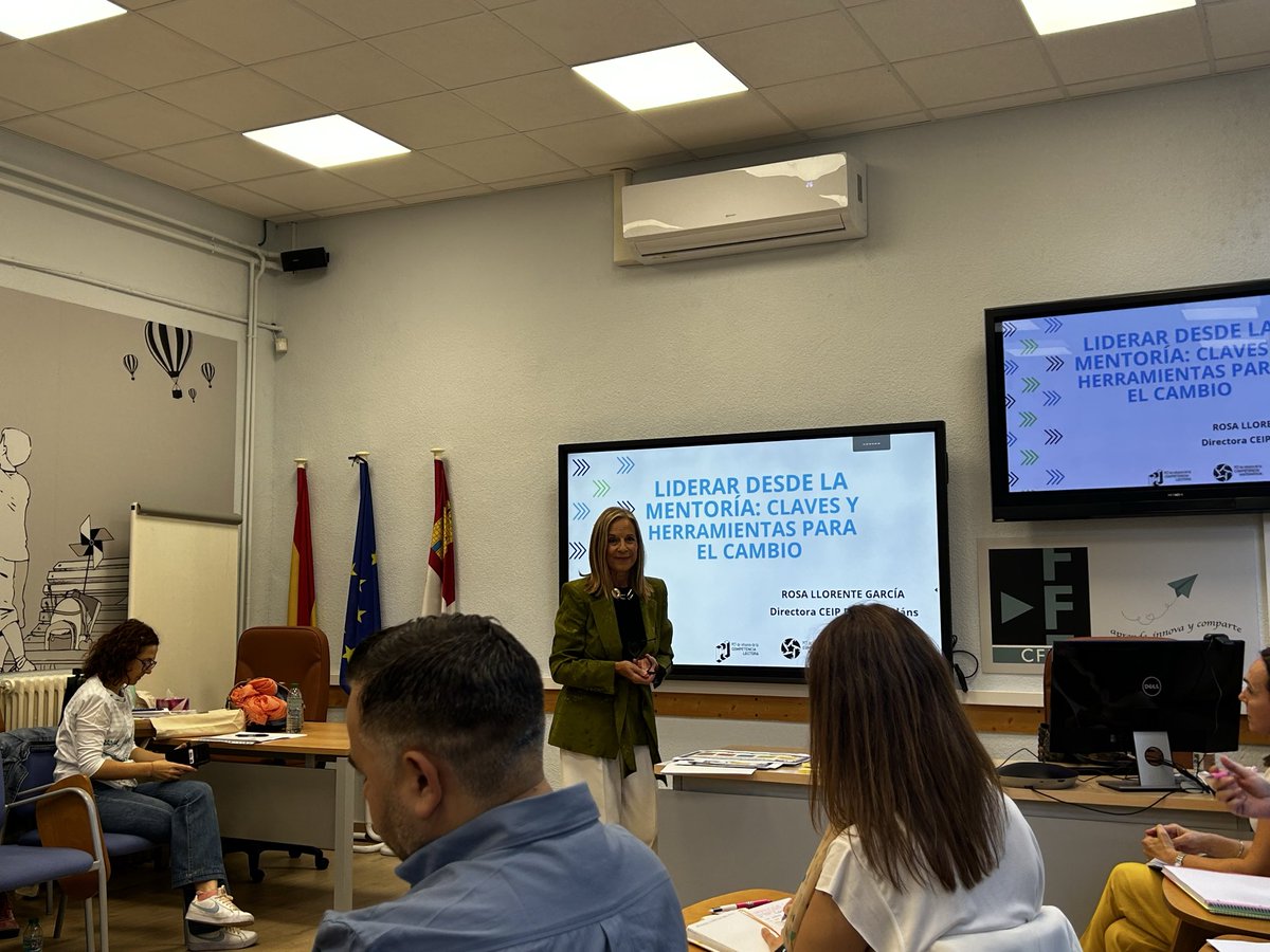 PCT_Mates_CYL's tweet photo. Hoy los mentores de #PCTLecturaCyL y #PCTMatesCyL recibimos formación sobre liderazgo por parte de @Rosamllorente @educacyl https://t.co/HqzH3tiDoq