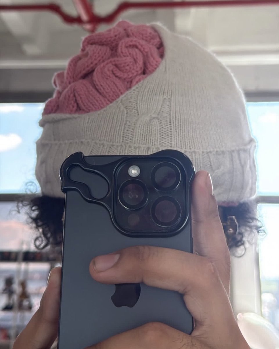 JENNIElte's tweet photo. Brain beanie 🧠🧠 https://t.co/1I51yU5wqT