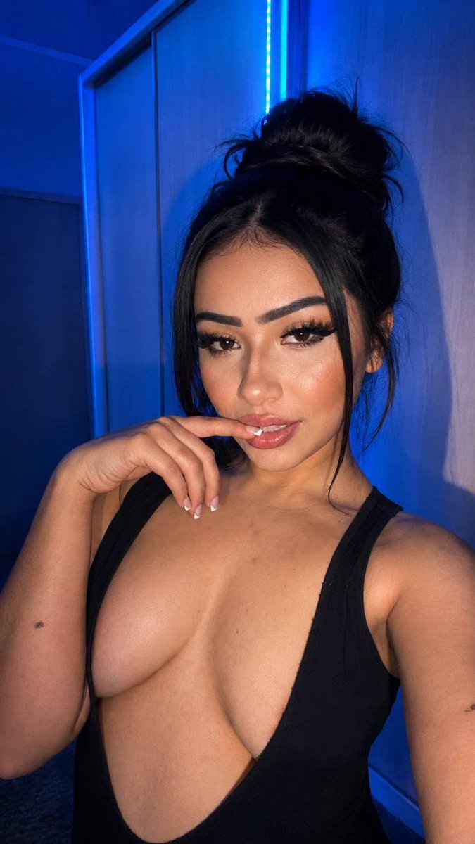 kissy_esme's tweet photo. Me + my  t*ts -> your DMs want it? 🤭    don’t worry it’s free ❤️😘 https://t.co/RRYypQwKKb