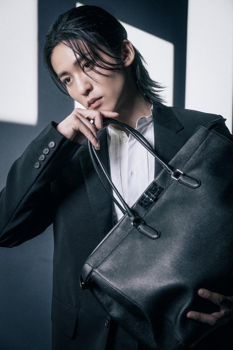 wwd_jp's tweet photo. 「フェンディ」が目黒蓮起用のスペシャルムービー第３弾を公開　“ピーカブー”をトートで再構築した新作バッグを披露
https://t.co/Detv4mJK05 https://t.co/zTNOhsG4Hv