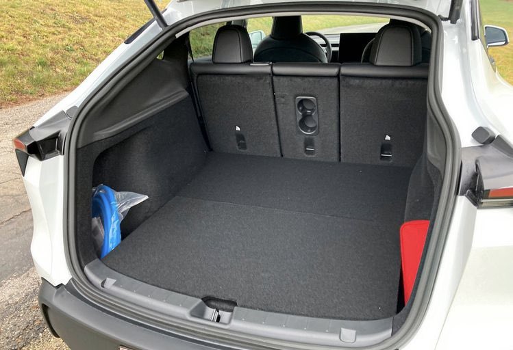 cpp_th's tweet photo. „Zu abgespeckt“, schreiben die Tests
zum Model Y Standard.

Kein Glasdach.
Kein Leder.
Soundsystem so mittel.

Ich fahr’s mit zwei Kids
und rechne anders:

Vermisse ich Ambientebeleuchtung?
Nie.

Vermisse ich, dass Kinderwagen
plus Einkauf ohne Tetris reinpasst?
Jeden Tag nicht.

Was war bei euch der echte Dealbreaker —
Ausstattung oder Alltagstauglichkeit?
#Tesla