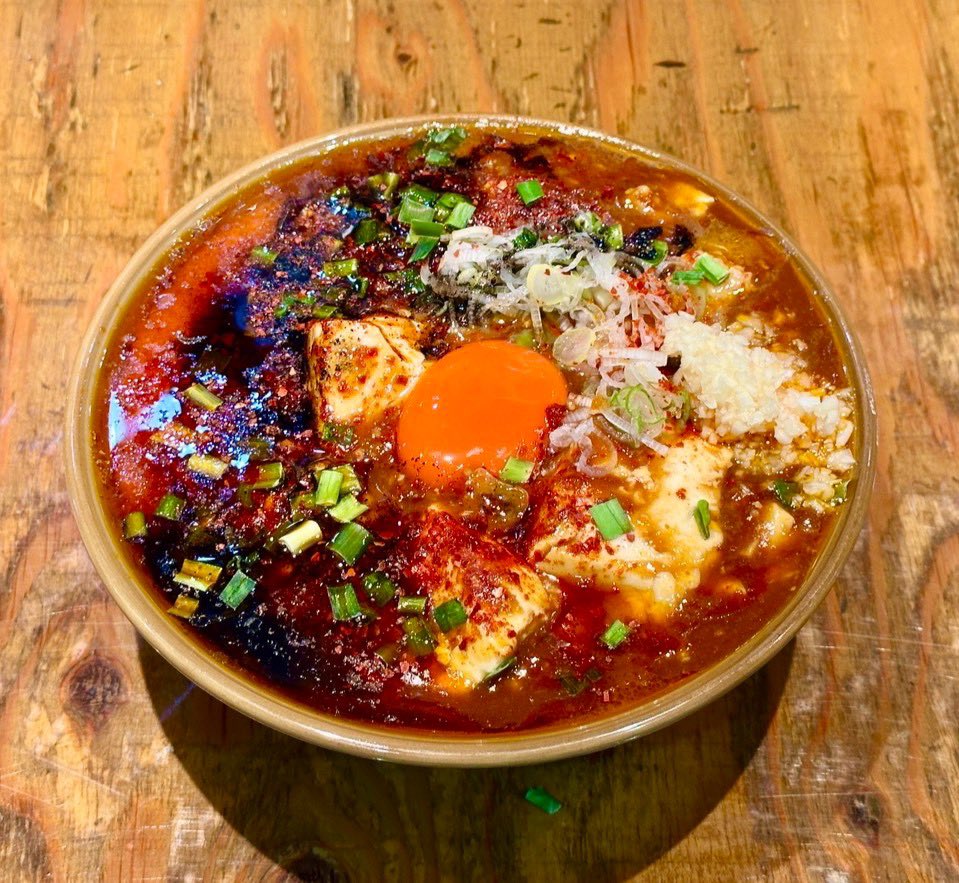 kakushinka_'s tweet photo. 革新家OCHIAI 限定
シビ辛 麻婆麺

濃厚豚骨醤油スープに、痺れと辛さがクセになる麻婆をたっぷり🌶️
卵黄を崩せば、まろやかな味わいに🤤

そして最後は、残った麻婆をご飯にかけて🍚
最後の一口まで楽しめます！

📅 9月18日より販売開始！
💰 1,300円
📍 革新家OCHIAI

ぜひ食べに来てください！！🔥 https://t.co/miPcqElFgv