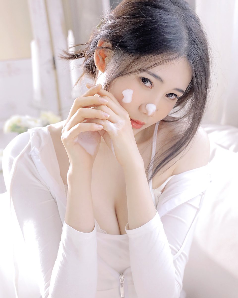 ChereRoderaip's tweet photo. existence feels soft today, but why must we always rush it? https://t.co/ghJmRVPt2P