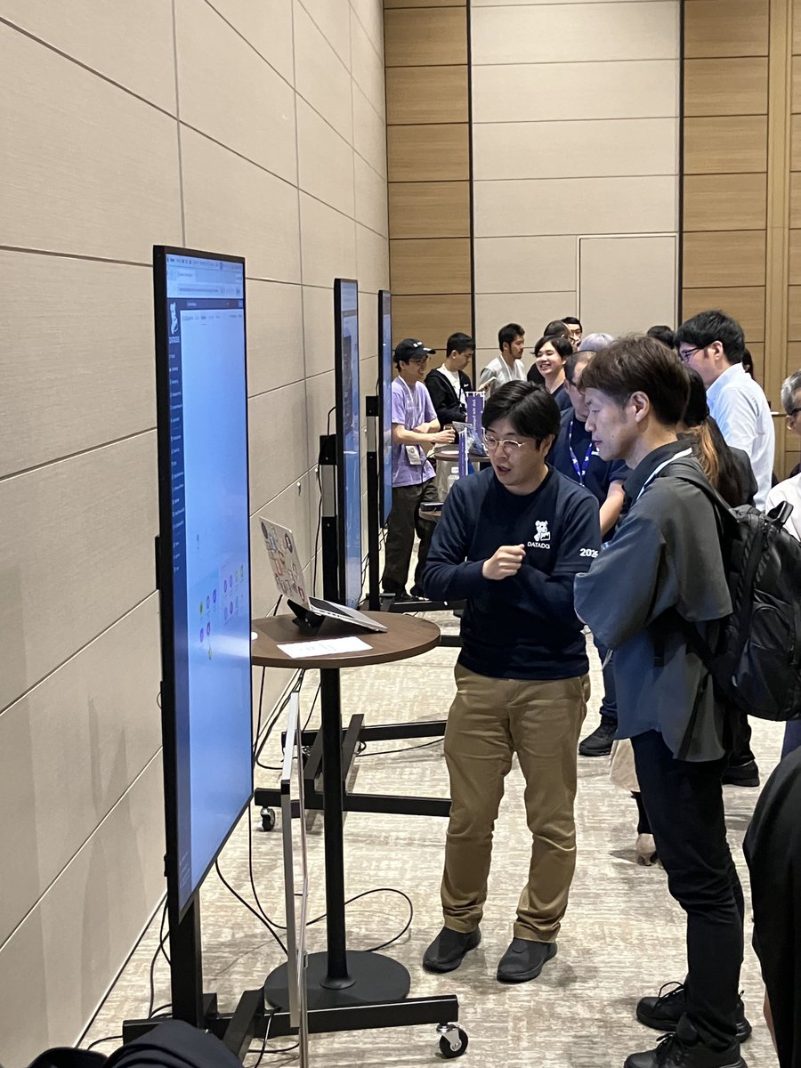 DatadogJ's tweet photo. DATADOG LIVE OSAKA現地レポート③
セッション終了後は隣の会場にてネットワーキングがスタート！Ask the ExpertsコーナーでDatadog JapanのSEから最新のテクロジーのご紹介に加え、Datadogユーザー会 #JDDUG もブース参加いただいてます
#datadog #datadoglive #DatadogLiveOsaka https://t.co/NDUDsItdoq