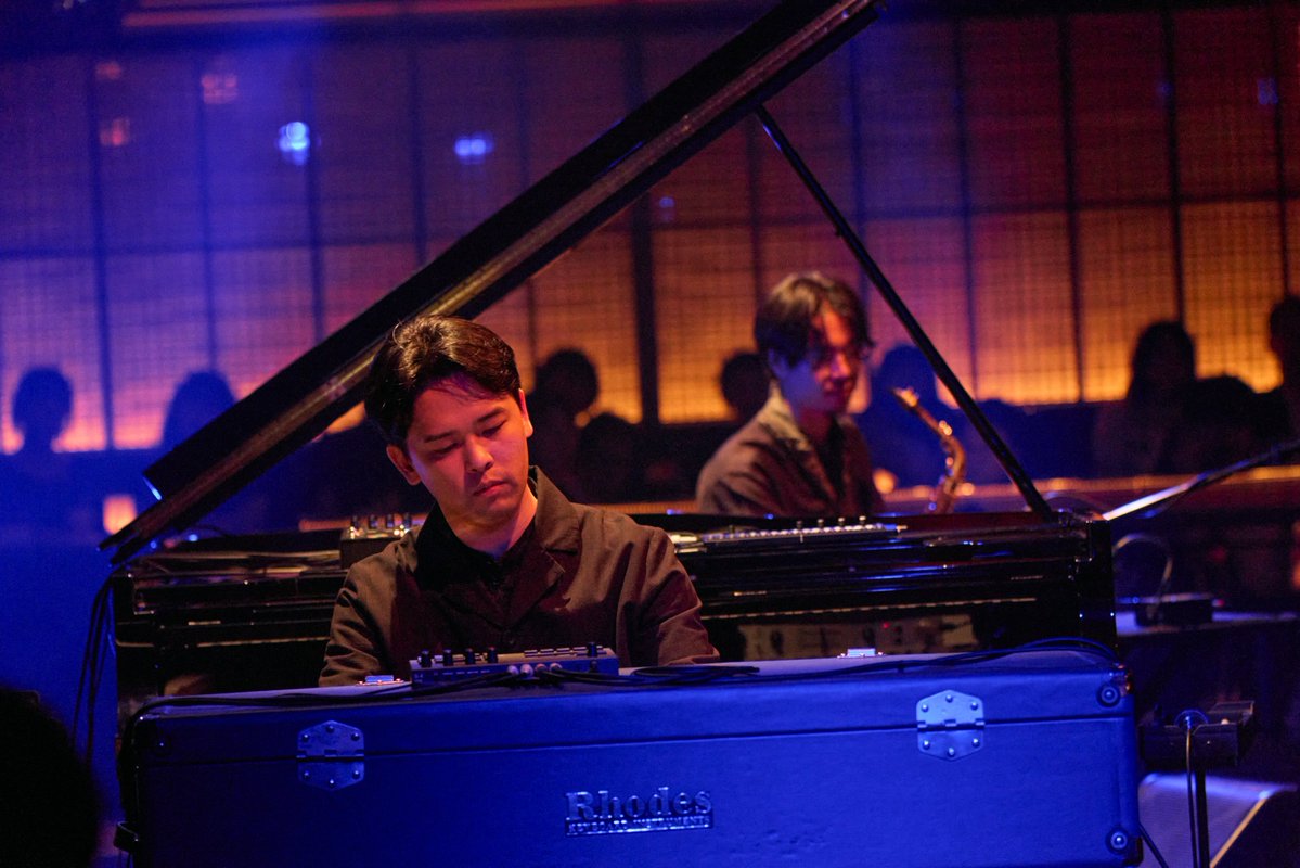 BlueNoteTokyo's tweet photo. 【LIVE PHOTO】
AYATAKE EZAKI
2026 Japan Tour - Tokyo
2026 8.28 fri., 8.29 sat.

▼Photo Gallery
https://t.co/hGBB4DN2yR 

@ayatalce @WONK_TOKYO @keimatsumaru https://t.co/rmFPyqFdsr