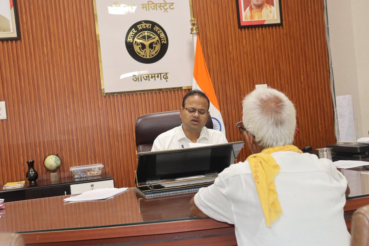 dmazamgarh's tweet photo. आज प्रातः 10 बजे से कलेक्ट्रेट कार्यालय में जनता दर्शन के दौरान जन समस्याओं को सुनकर शिकायतों का गुणवत्तायुक्त निस्तारण के निर्देश दिये गये। https://t.co/WdwE5QkIZW