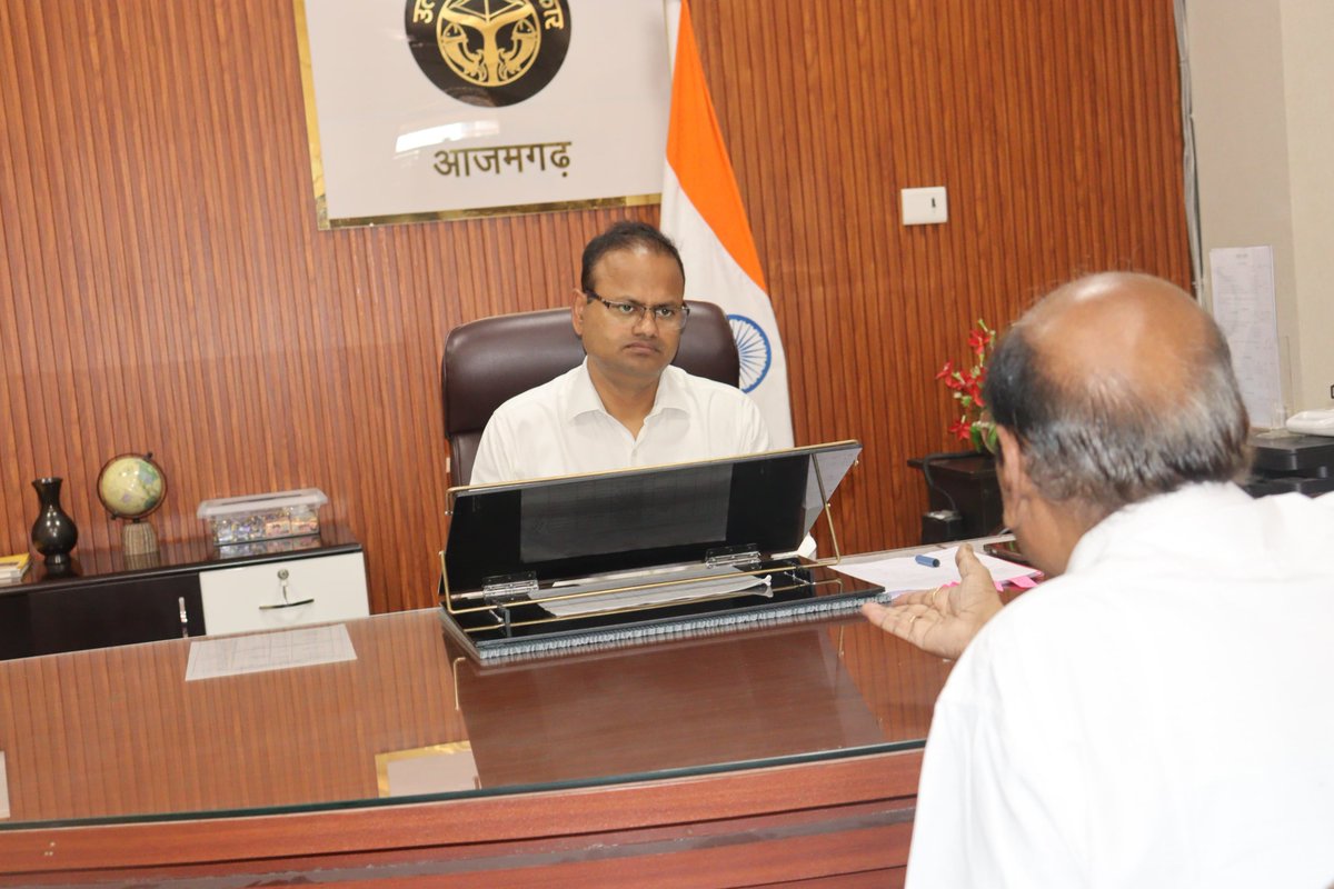 dmazamgarh's tweet photo. आज प्रातः 10 बजे से कलेक्ट्रेट कार्यालय में जनता दर्शन के दौरान जन समस्याओं को सुनकर शिकायतों का गुणवत्तायुक्त निस्तारण के निर्देश दिये गये। https://t.co/WdwE5QkIZW