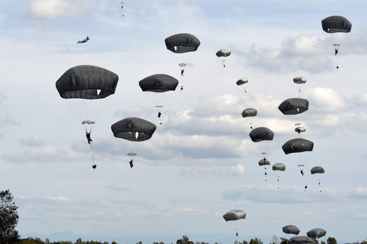 JGSDF_pr's tweet photo. 🇯🇵🇺🇸🇦🇺#陸上自衛隊 は、９月８日以降、令和８年度米豪陸軍との実動訓練「#オリエント・シールド２６」（#OS26）を実施中です。
９月１５日、第１空挺団及び米第１１空挺師団は北海道大演習場において、日米合計約３８０名の隊員により、共同空挺降下を実施しました。引き続き、陸上自衛隊は日米の相互運用性及び作戦遂行能力の向上を図ってまいります。