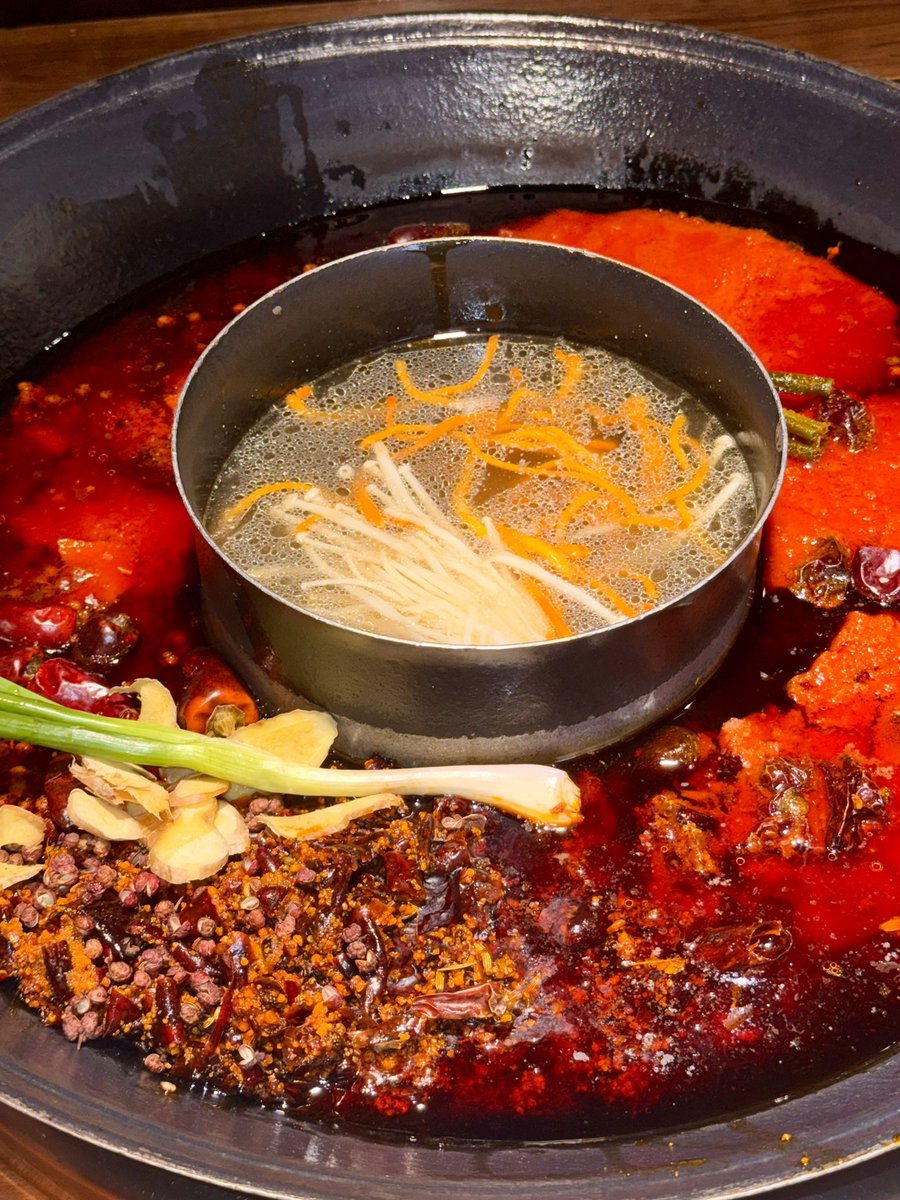 bboxboo's tweet photo. 제가 청두 맛집 알려드릴게요.. 청두는 먹으러가는곳이야

📍 坎尖老火锅(春熙路店)
진짜 살면서 먹어본 훠궈 중에 젤 맛있음ㅜ.ㅜ 실제로 사천 훠궈 차원이달라병 걸렷고, 지점도 3개? 있음 저는 쭝라 먹었는데 참기름소스랑 먹으니까 딱 조앗어요 혼자 가서 2만후반 나왓음！！줄 기니까 일찍 가야댐 https://t.co/GbbENiUX6j