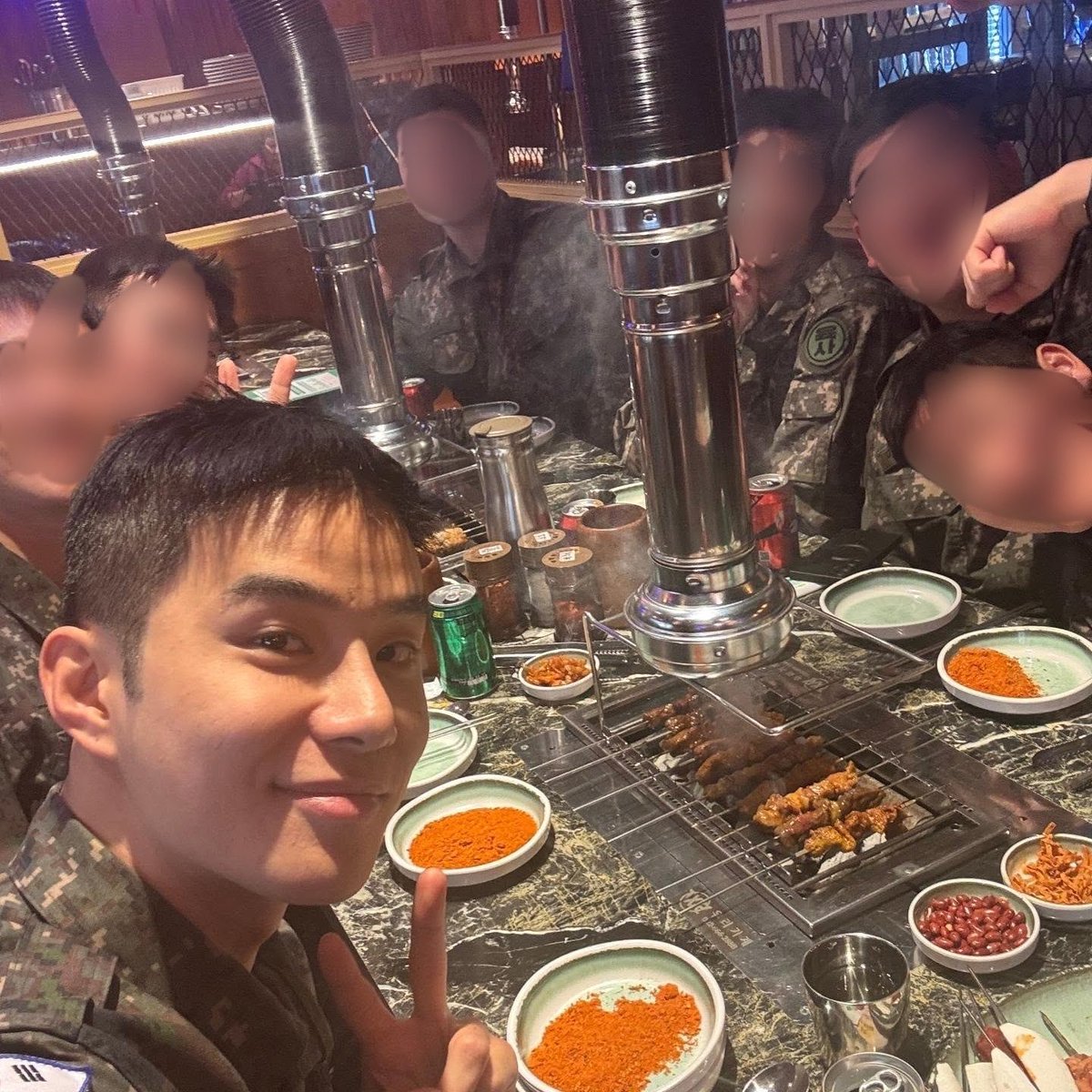 jungwooYhaa's tweet photo. พวกเด็กเตรียมทหารหลังเลิกเรียนก็มาปาร์ตี้หมูย่างกัน แต่มีคนนึงพอถ่ายรูปกับแก๊งเพื่อนเสร็จ ก็กลับโต๊ะตัวเองเพราะพาแฟนเด็กมากินด้วย ไม่พามาเดี๋ยวก็โดนงอนอีก😂😂 https://t.co/iL10YmGcQB