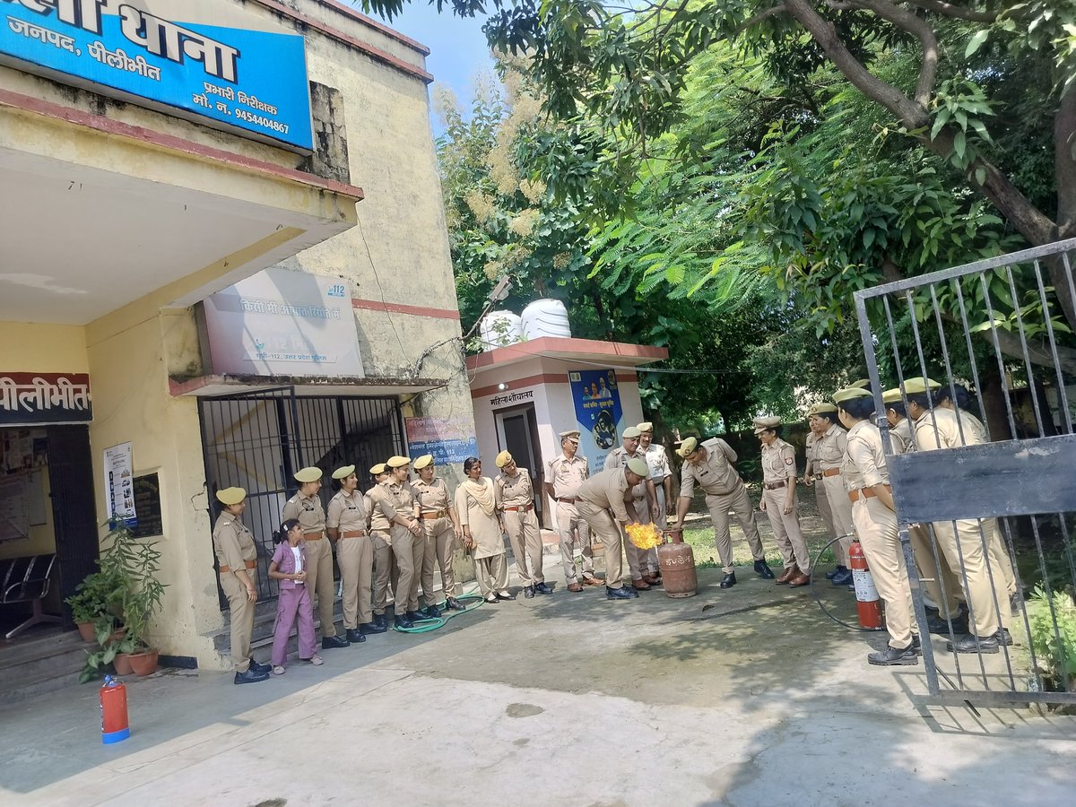 pilibhitfire's tweet photo. श्रीमान महानिदेशक अग्निशमन तथा आपात सेवा  लखनऊ महोदय के आदेशानुसार तथा श्रीमान @CFO महोदय के निर्देशन में जनपद पीलीभीत के महिला थाना में कार्यरत पुलिसकर्मियों को अग्निशमन यंत्रों को चलाने का प्रशिक्षण दिया गया तथा अग्नि से बचाव संबंधित महत्वपूर्ण जानकारी दी गयी। https://t.co/i3qsCUMhl9