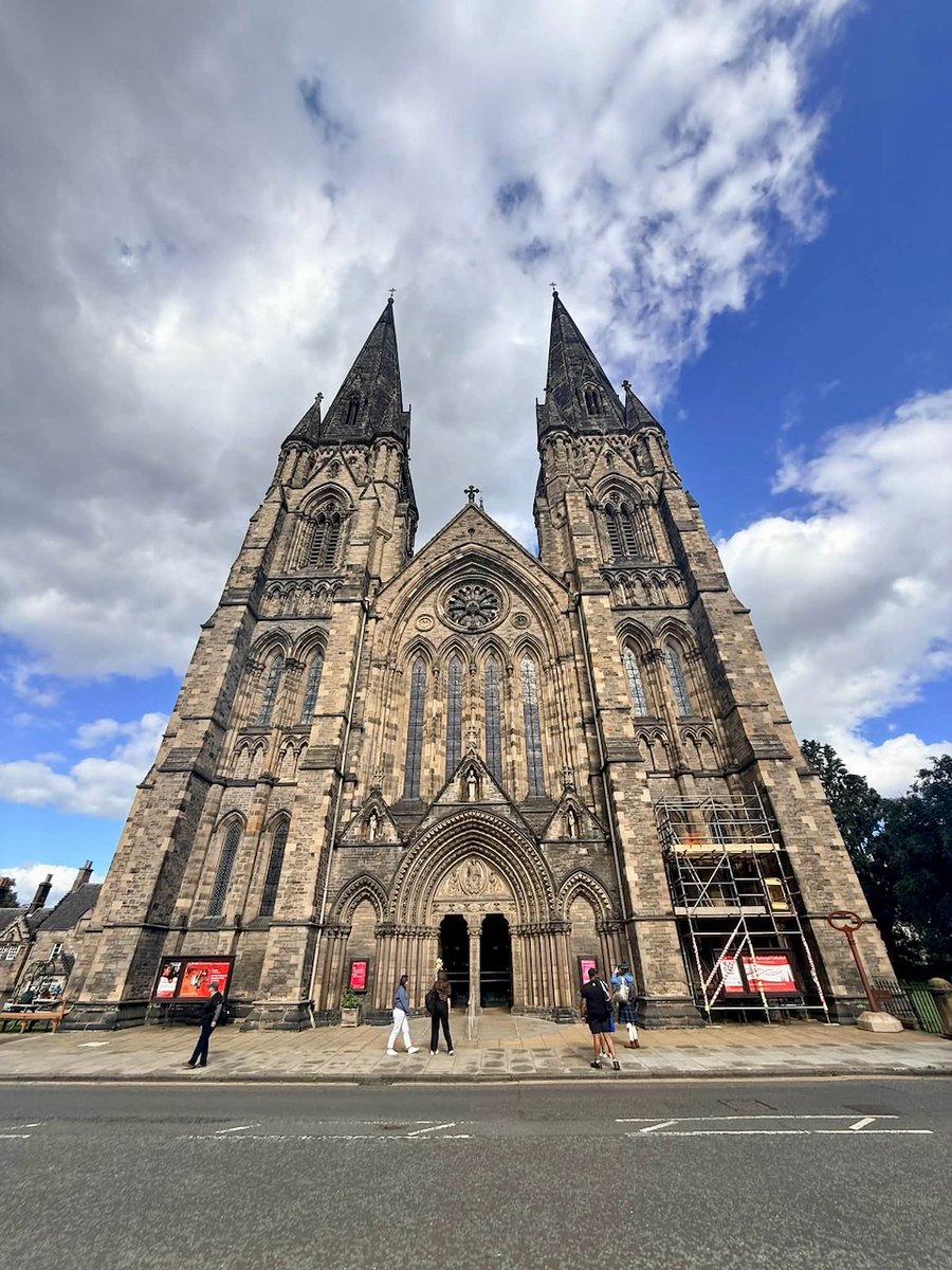 SusanneDeLaFlor's tweet photo. 🏴󠁧󠁢󠁳󠁣󠁴󠁿 Another day of Edinburgh adventuring before the Hume Clan Gathering: Edinburgh Castle, Greyfriars Bobby, Port of Leith Distillery, more churches and cathedrals, the Frankenstein bar, a "Beverage Bible," and more! #DiscoverScotland #Scotland #Edinburgh #ClanHome #Scotlandstyle https://t.co/eGHTDcBrD7