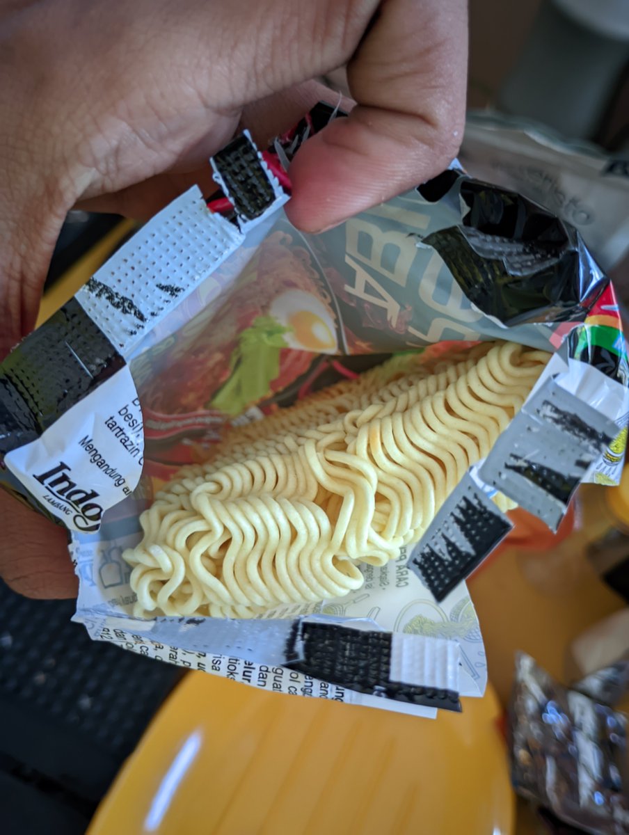 NeroManxcer's tweet photo. Halo @Indomielovers 
kok ini bumbunya cuma 1 yakk https://t.co/RwABW6n5H3