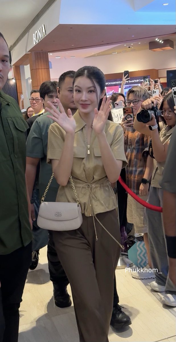 ItsHappiness__'s tweet photo. กรี๊ดดดดด น้ำตาลสวยมากกก

NAMTAN BONIA PAVILION 
#BONIAwithNamtan
#LiveToMyRhythm
#NamtanTipnaree https://t.co/oTHSh62yHq