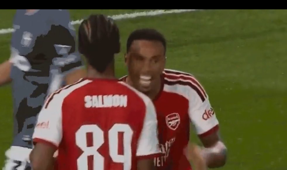ChristosTzolis9's tweet photo. 💣🚨Marli Salmon on what Gabriel said to him after the slip vs Ipswich:

🗣️For a second I thought I’d ruined it. I slipped, the ball was gone, and I could feel everyone looking. Then I saw Gabby coming. He didn’t shout. He just put his arm around my shoulder, pulled me in and said, ‘Look at me. You’re my brother out here. I make those mistakes too. We fix it together, yeah? Keep your head up. I’ve got you.’

🗣️He stayed there until I nodded. That was the moment I stopped feeling like a kid trying to survive and started feeling like I actually belong in this team.

#AFC