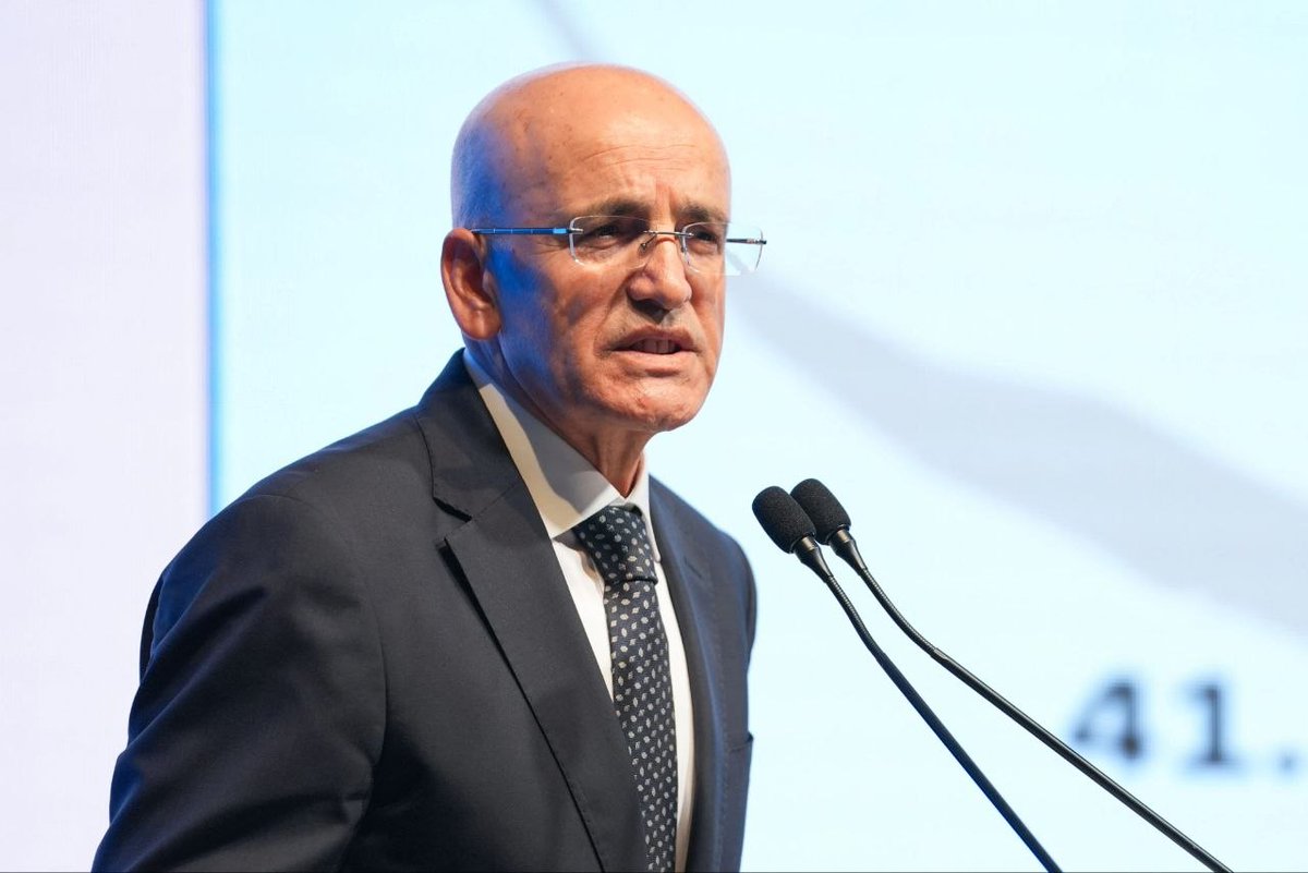 medya3tr's tweet photo. 🔴 Hazine ve Maliye Bakanı Mehmet Şimşek: 

“Genelde OVP’nin tutmadığına dair bir algı var; bu doğru değil. Biz, bize benzer ülkelerin yarısı kadar bile açık vermedik.  

2026’da eşel mobil uyguluyoruz, ciddi bir gelirden feragat ettik.” https://t.co/nt5bsrPSqL