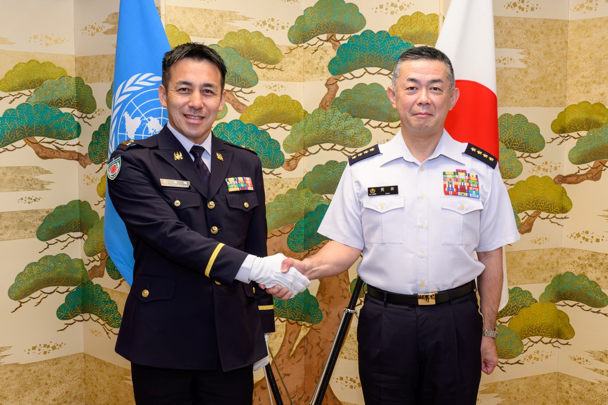 JGSDF_pr's tweet photo. 国連南スーダン共和国ミッション（ＵＮＭＩＳＳ）の司令部要員として派遣された岩﨑３佐及び菊地３佐は、９月１５日、荒井陸上幕僚長に対して帰国報告を行いました。
荒井陸幕長は、「厳しい環境の中、諸官らが自衛隊で培った能力を存分に発揮して任務を完遂し、国際社会の平和と安定に寄与したと確信している。諸官らの功績を誇りに思う。」と慰労しました。
#陸上自衛隊 は、引き続き、ＰＫＯミッション等への要員派遣を通じ、国際安全保障環境の改善に寄与してまいります。
UNMISS：United Nations Mission in South Sudan