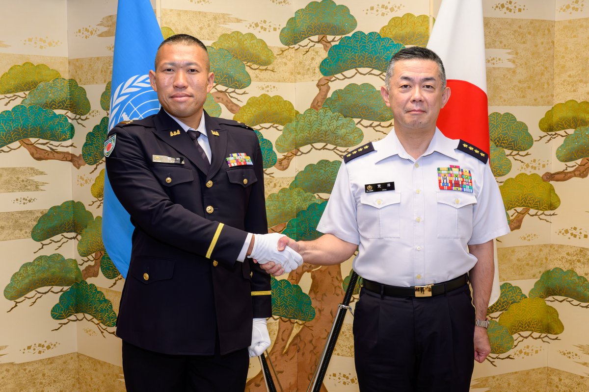 JGSDF_pr's tweet photo. 国連南スーダン共和国ミッション（ＵＮＭＩＳＳ）の司令部要員として派遣された岩﨑３佐及び菊地３佐は、９月１５日、荒井陸上幕僚長に対して帰国報告を行いました。
荒井陸幕長は、「厳しい環境の中、諸官らが自衛隊で培った能力を存分に発揮して任務を完遂し、国際社会の平和と安定に寄与したと確信している。諸官らの功績を誇りに思う。」と慰労しました。
#陸上自衛隊 は、引き続き、ＰＫＯミッション等への要員派遣を通じ、国際安全保障環境の改善に寄与してまいります。
UNMISS：United Nations Mission in South Sudan