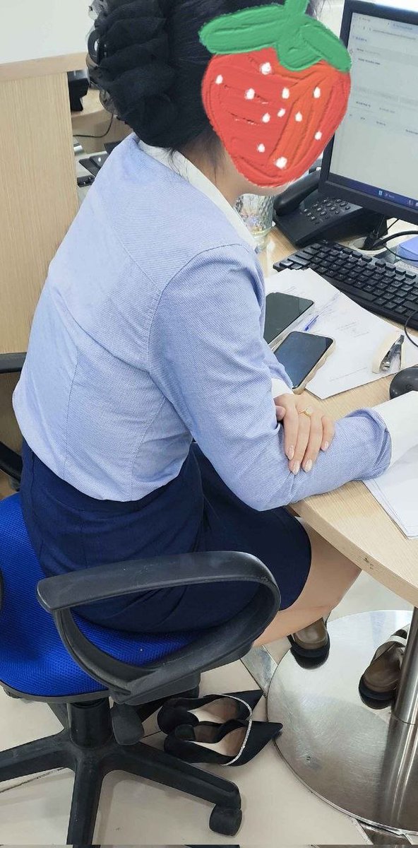 NamNguyn290736's tweet photo. Giao dịch, tán tỉnh xong giao hợp với chị. Chị nứng luôn mồm gọi chồng ơi, khen chị xinh chị thơm em nhớ mùi lồn của chị quâ. Thế là chị cho đồ mang về, mỗi ngày sau tan ca chị luôn đưa cho 1 bộ hôm sau trả https://t.co/sFloJxuuJB
