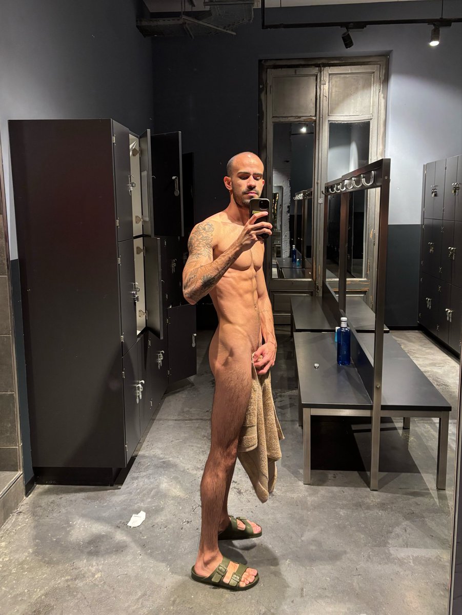 Exxxeel's tweet photo. Who’s coming with me to the lockers? https://t.co/iLCuCYTfFz
