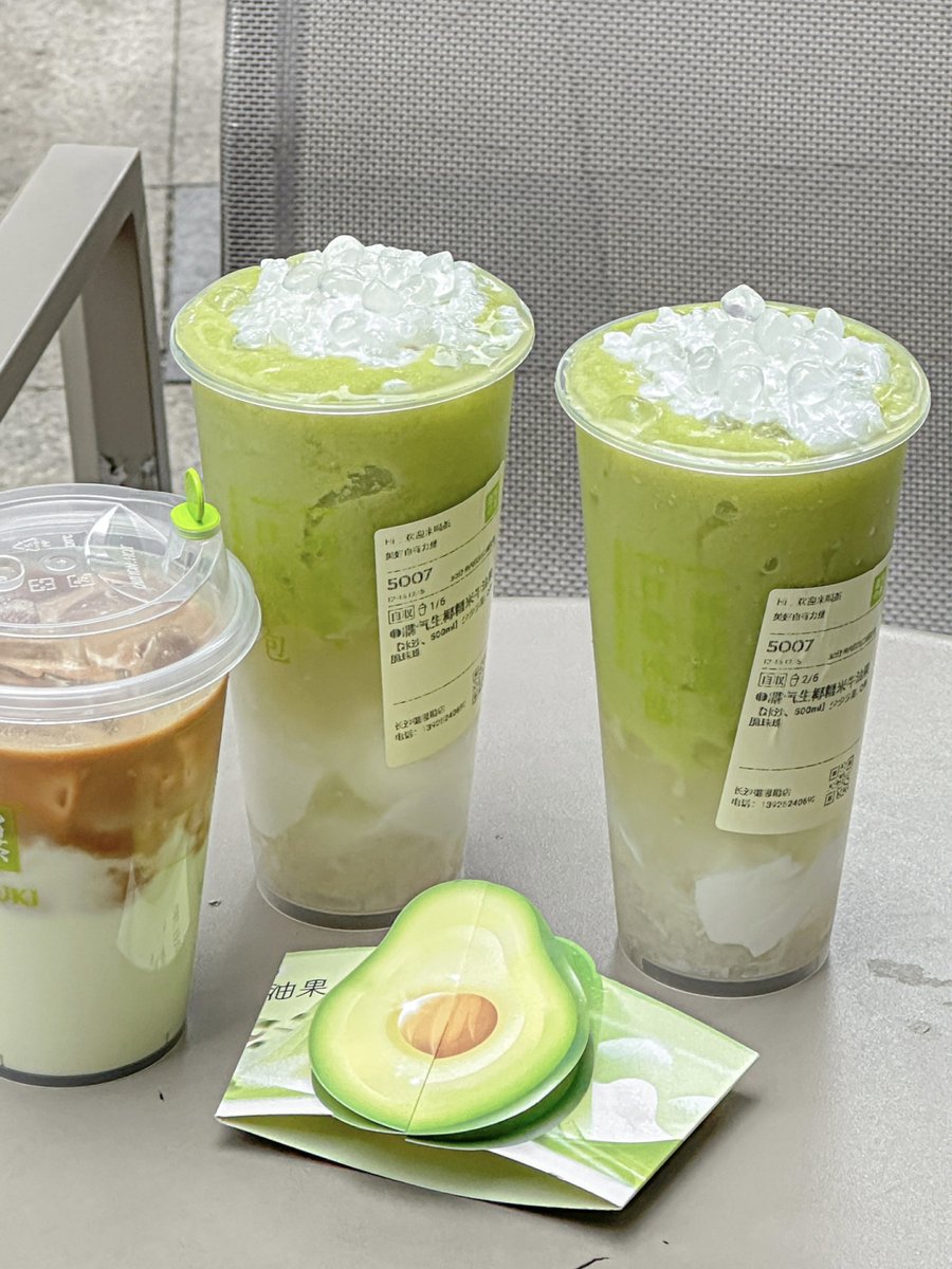 TinyNinjaTweets's tweet photo. Lunch today: creamy avocado toast with a sprinkle of black sesame, a handful of cherry tomatoes and a cold iced latte. Perfect midday pick-me-up!， https://t.co/oQKknCSKtD